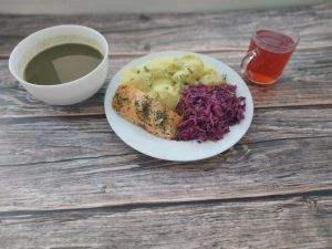 Zdjęcie przedstawia Dietę podstawową: Zupa krem z zielonych warzyw Ziemniaki młode z koperkiem gotowane Łosoś pieczony z przyprawami Sos cytrynowy Surówka z czerwonej kapusty Kompot owocowy z jabłkami